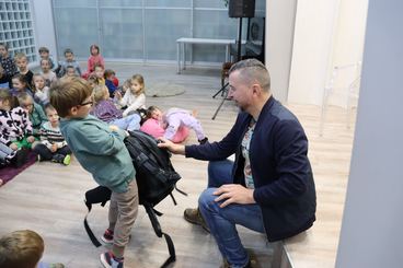 Wieluń: Biblioteka Miejska zaprosiła dzieci na spotkanie z fotografem Piotrem Pabisiakiem